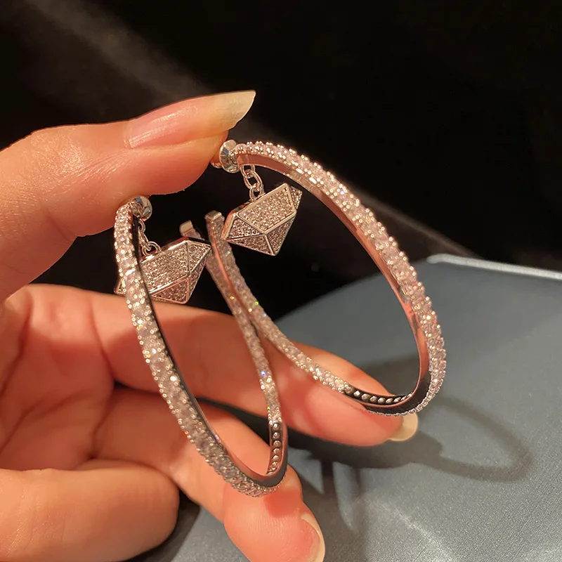 Роскошные серебряные серьги-кольца S925 для женщин с микро-инкрустацией из фианита, простой дизайн, модный подарок
Роскошные серебряные серьги-кольца S925 для женщин с микро-инкрустацией из фианита, простой дизайн, модный подарок