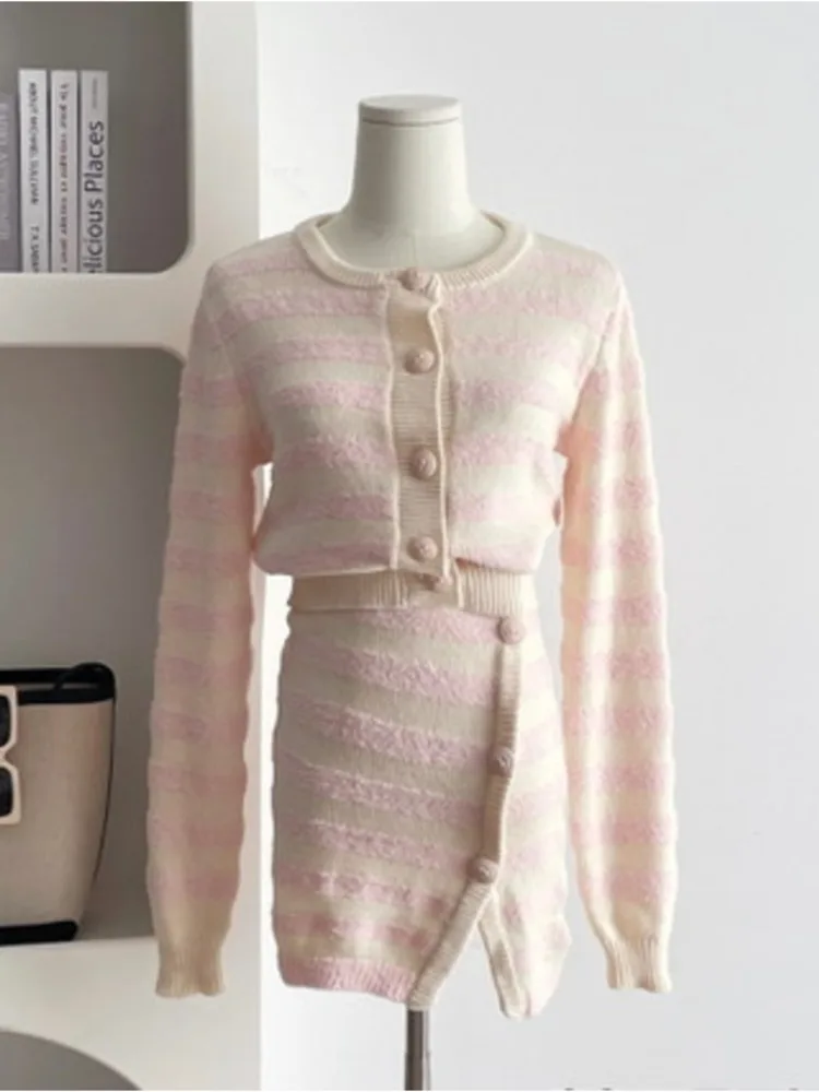 

2022 Autumn Slim O-Neck Long Sleeve Knitted Plush Stitching Pink Striped Coat Cardigans Sweater High Waist Mini Slit Skirt Suit