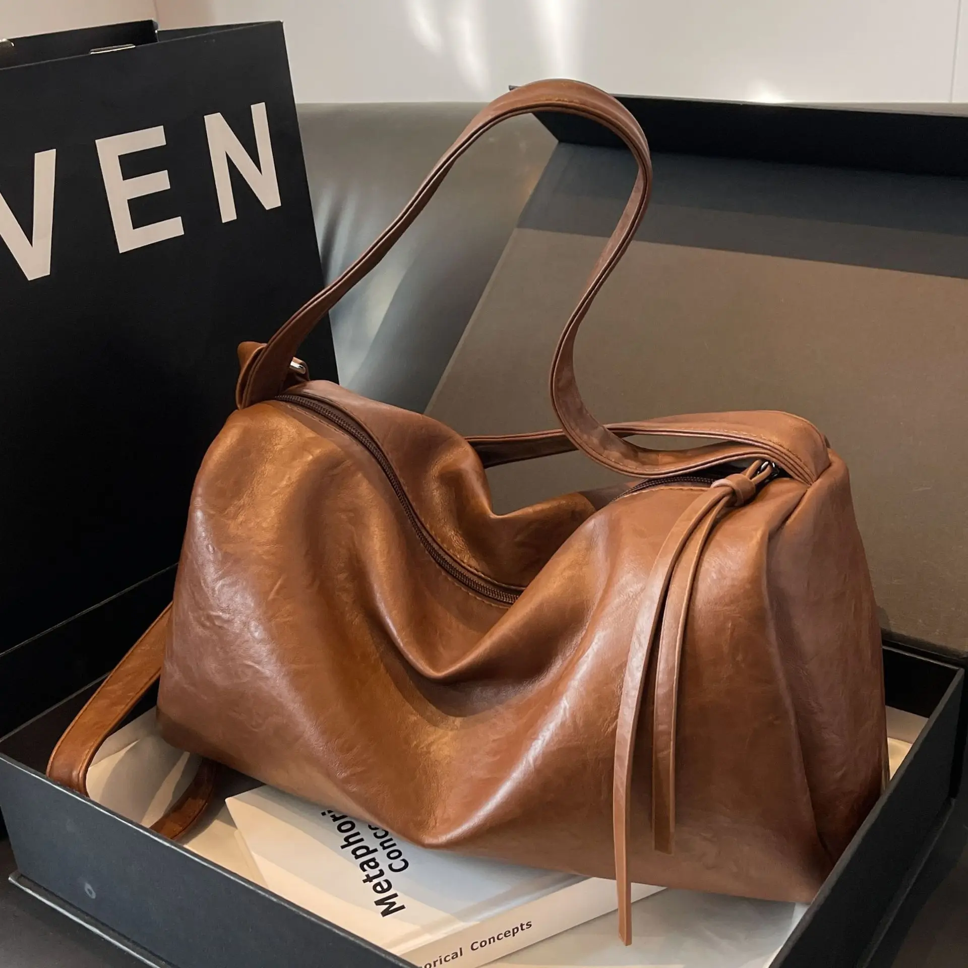 Fashion Large Capacity Women Underarm Bag Korean Trendy Simple Commuting Shoulder Pack Casual Solid Ladies Messenger Bag
Fashion Large Capacity Women Underarm Bag Korean Trendy Simple Commuting Shoulder Pack Casual Solid Ladies Messenger Bag