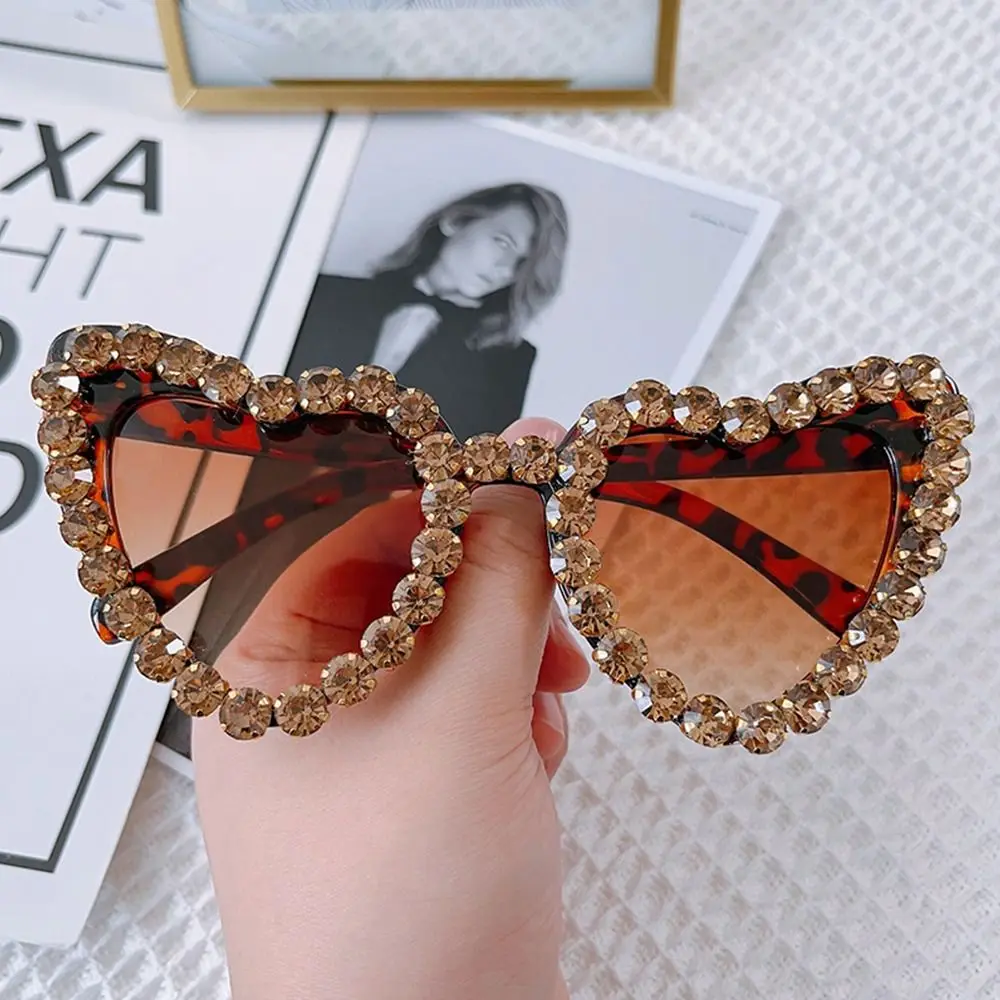 Retro Hip Hop Ladies Eyewear Shining Heart Sunglasses Sunglasses for Women Heart-Shaped Diamond Sun Glasses
Retro Hip Hop Ladies Eyewear Shining Heart Sunglasses Sunglasses for Women Heart-Shaped Diamond Sun Glasses