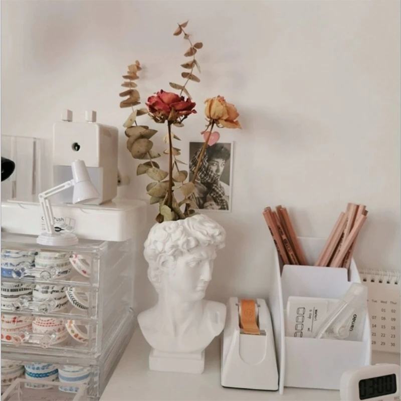 Modern Nordic Style Creative David Portrait Vase Decoration Ornaments Cosmetic Tube Storage Resin Home Flower Art Decoration
Modern Nordic Style Creative David Portrait Vase Decoration Ornaments Cosmetic Tube Storage Resin Home Flower Art Decoration