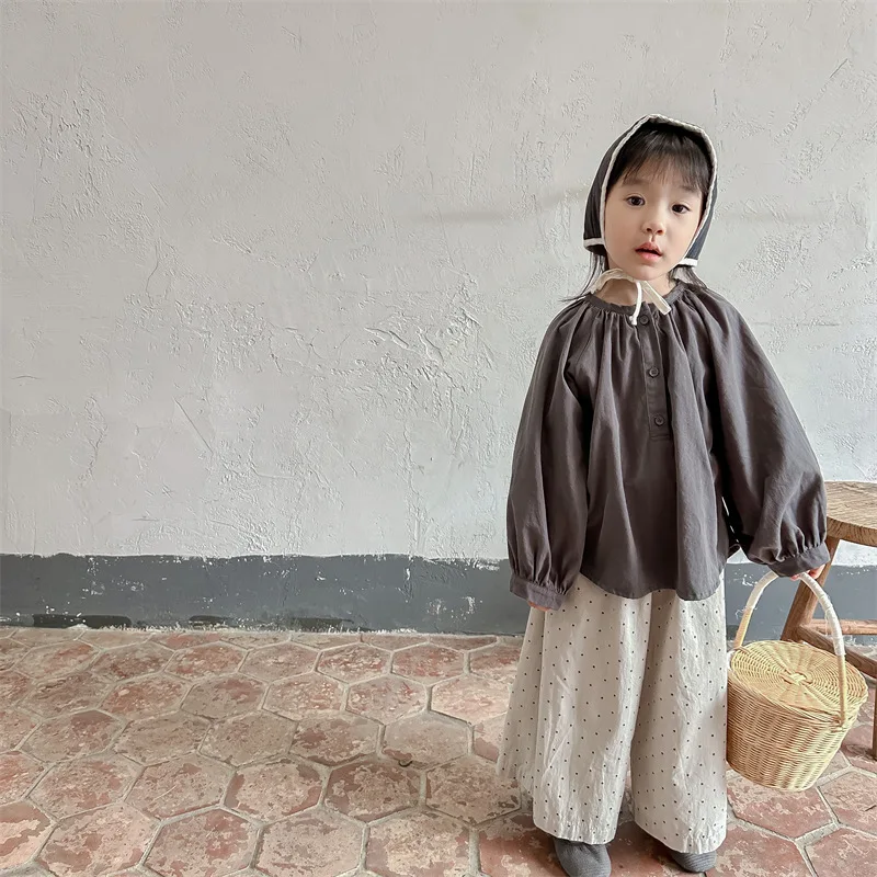 Корейский стиль, осенние Рубашки для маленьких девочек, моющиеся бежевые и серые блузки с рукавами «летучая мышь», свободное нижнее белье на пуговицах, Детская верхняя одежда
Корейский стиль, осенние Рубашки для маленьких девочек, моющиеся бежевые и серые блузки с рукавами «летучая мышь», свободное нижнее белье на пуговицах, Детская верхняя одежда