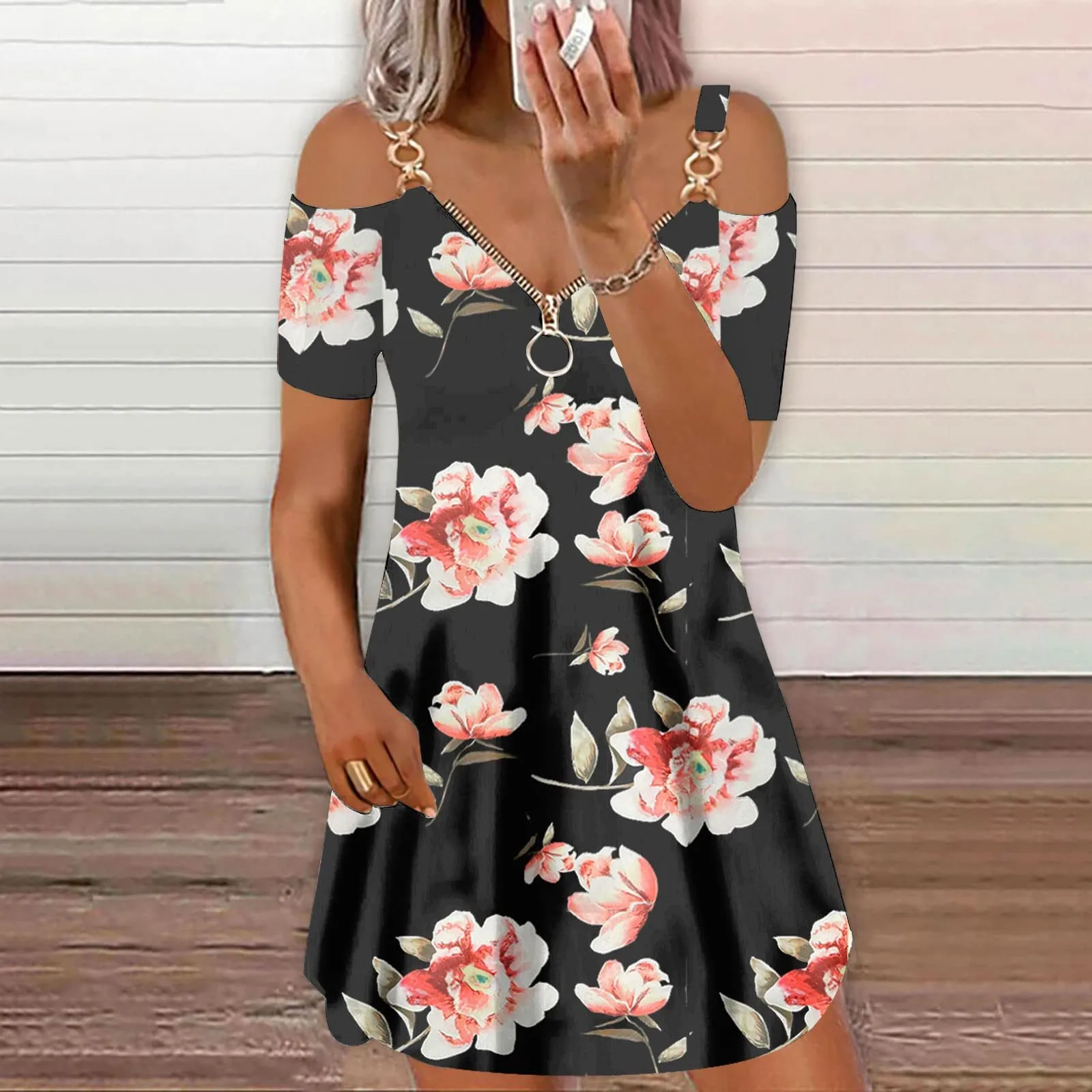 Платье-макси с коротким рукавом, принтом и открытыми плечами 
Платье-макси с коротким рукавом, принтом и открытыми плечами