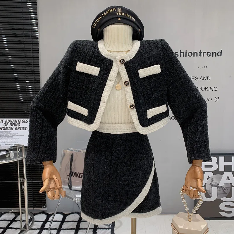 New in Women's Clothing 2022 Winter Color contrast Tweed short cotton-padded top jacket Irregular skirt Two piece set
New in Women's Clothing 2022 Winter Color contrast Tweed short cotton-padded top jacket Irregular skirt Two piece set