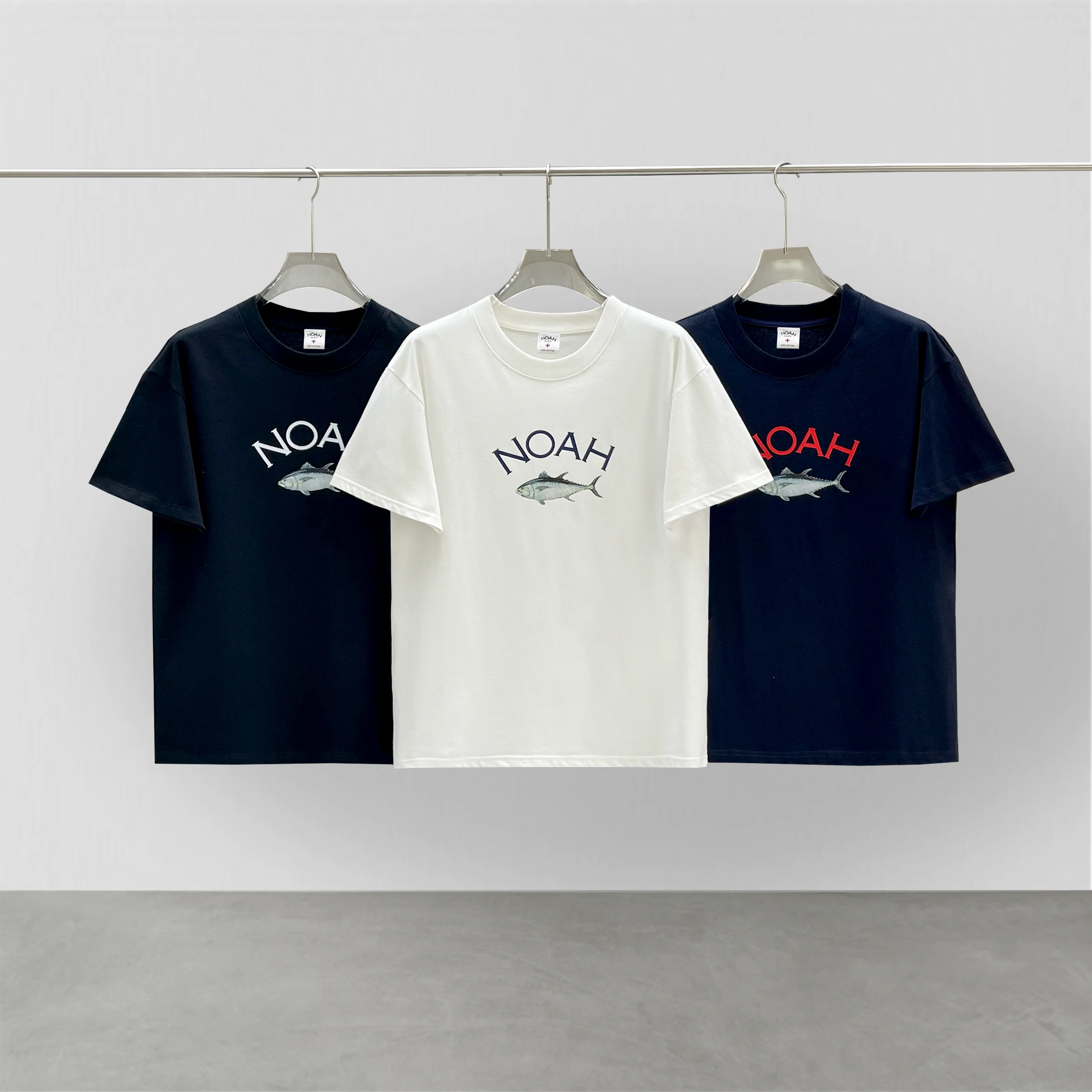 NOAH ALEX High Quality Fashion Brand Summer T-shirt Tuna NOAH Letter Print Logo Oversize Tee Hip Hop Loose Unisex Short Sleeve
NOAH ALEX High Quality Fashion Brand Summer T-shirt Tuna NOAH Letter Print Logo Oversize Tee Hip Hop Loose Unisex Short Sleeve