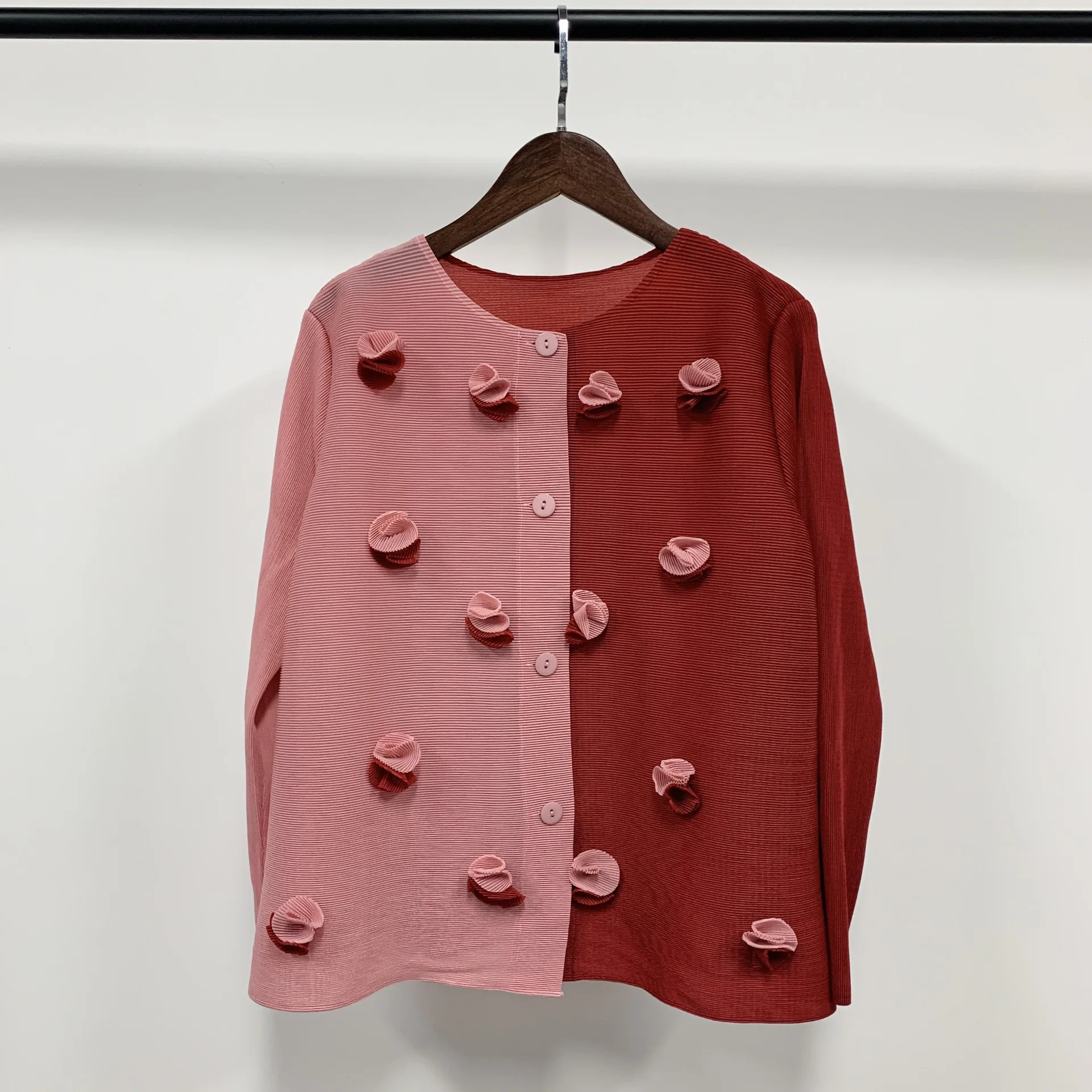 Женское Плиссированное пальто Miyake, модное повседневное свободное осеннее Плиссированное пальто с цветочным орнаментом
Женское Плиссированное пальто Miyake, модное повседневное свободное осеннее Плиссированное пальто с цветочным орнаментом