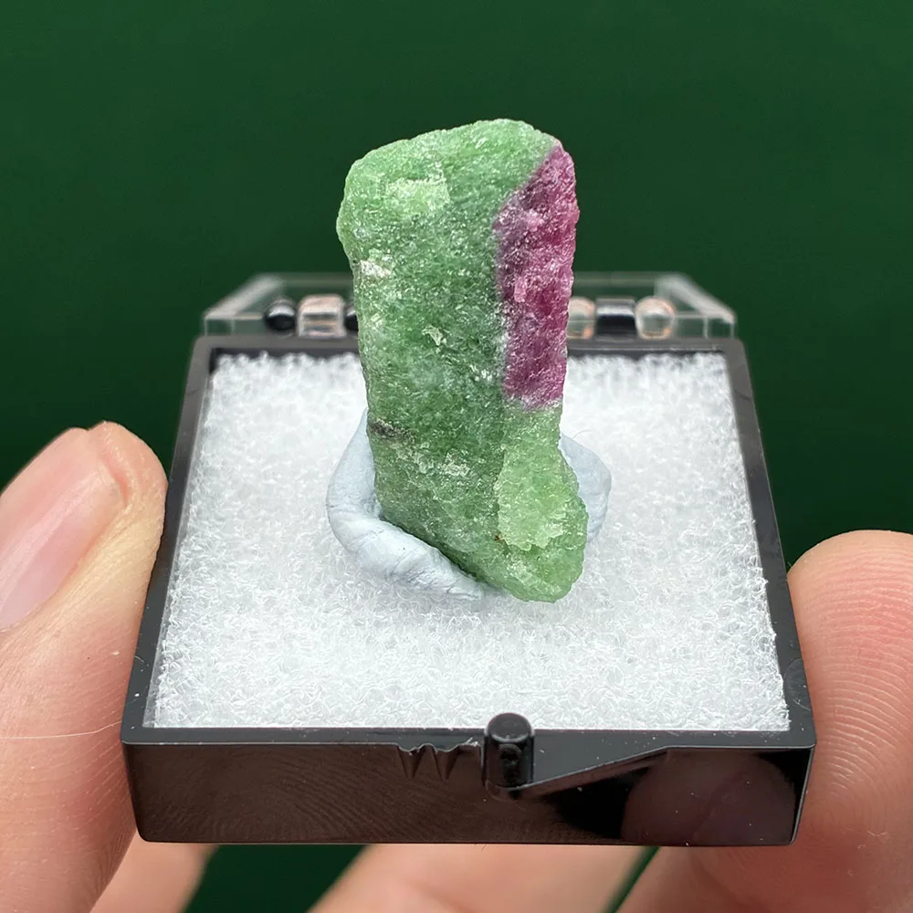 Флуоресцентный цоизит из Танзании с рубинами
Флуоресцентный цоизит из Танзании с рубинами