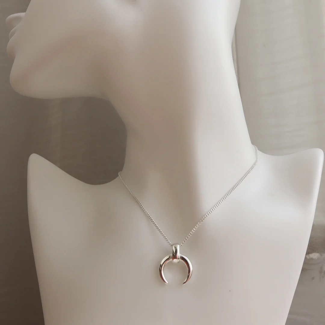 925 sterling silver European and American French crescent design necklace women's niche design sense ins style simple accessorie
925 sterling silver European and American French crescent design necklace women's niche design sense ins style simple accessorie