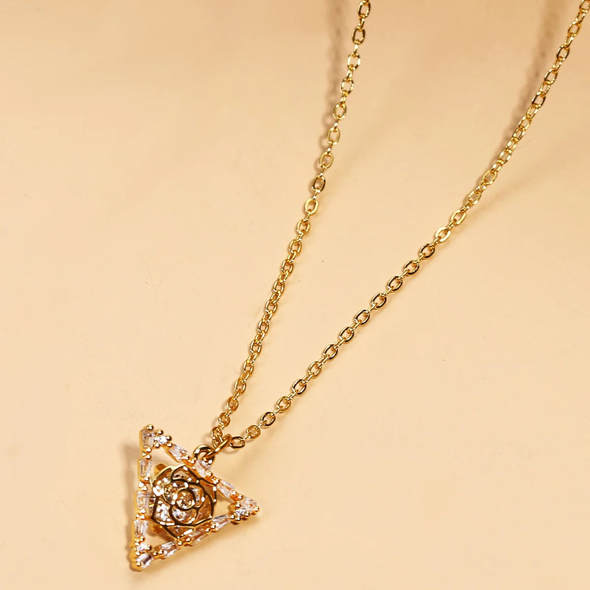 Ожерелье женское с подвеской в виде цветка розы
Ожерелье женское с подвеской в виде цветка розы