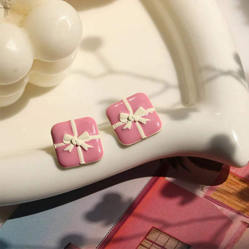 INS Romantic Cute Summer Alloy Bow Pink Square Stud Earring for Women Silver Needle Dating Korean Fashion Jewelry Girl Wholesale
INS Romantic Cute Summer Alloy Bow Pink Square Stud Earring for Women Silver Needle Dating Korean Fashion Jewelry Girl Wholesale
