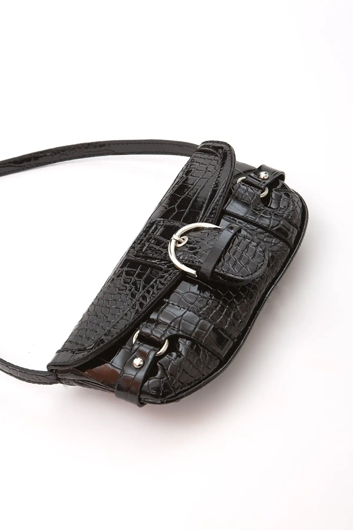 Женская сумка с перекрестными манжетами и пряжкой
Женская сумка с перекрестными манжетами и пряжкой