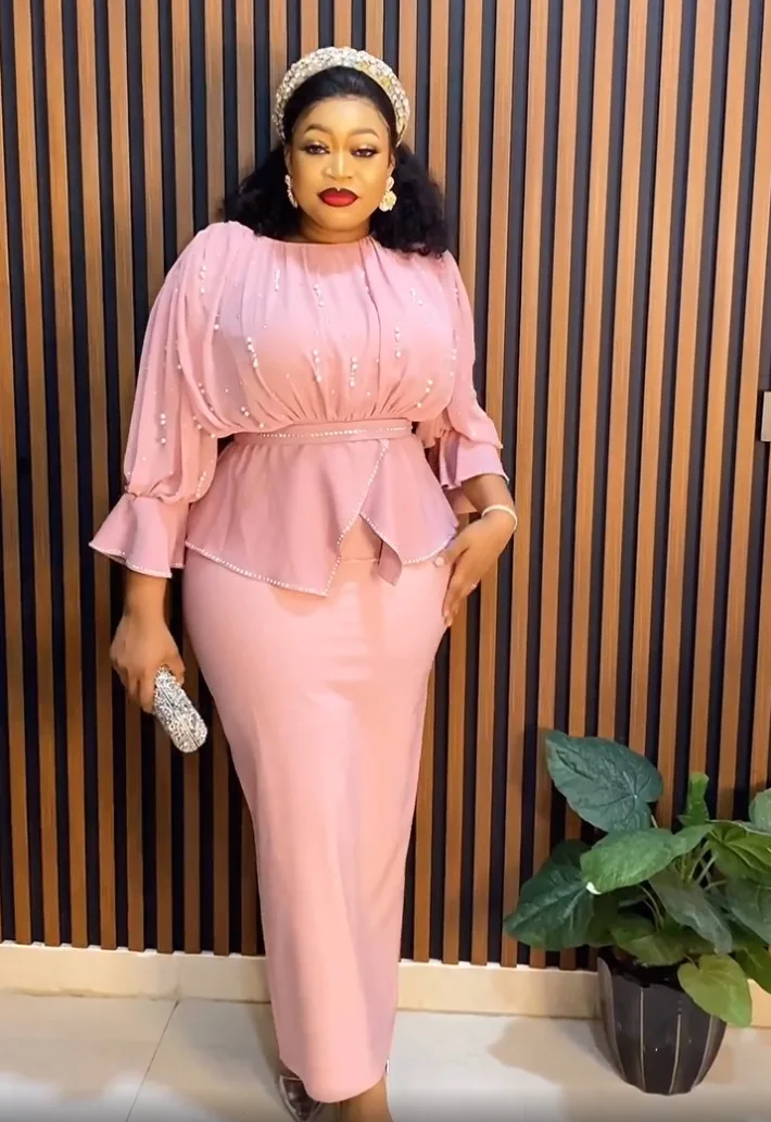 Одежда в африканском стиле для женщин на весну и лето, комплект из двух предметов в африканском стиле с рукавом 3/4 и круглым вырезом и юбки, подходящие комплекты
Одежда в африканском стиле для женщин на весну и лето, комплект из двух предметов в африканском стиле с рукавом 3/4 и круглым вырезом и юбки, подходящие комплекты