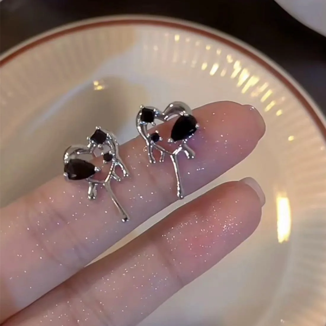 Black Rhinestone Hollow Heart Stud Earrings Metal Silver Dangle Earrings for Women Earring Alloy Hippop Jewelry Gift Ear Stud
Black Rhinestone Hollow Heart Stud Earrings Metal Silver Dangle Earrings for Women Earring Alloy Hippop Jewelry Gift Ear Stud