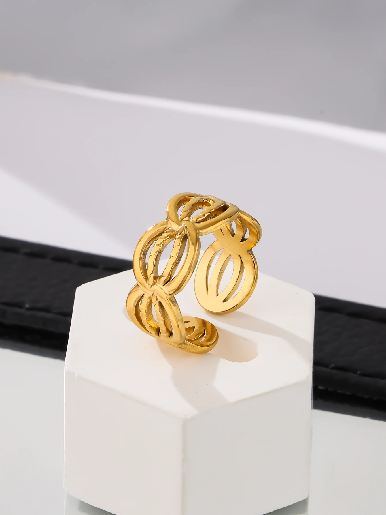 European and American INS style 18K gold creative rule woven ring with color retention and niche design ring accessories
European and American INS style 18K gold creative rule woven ring with color retention and niche design ring accessories