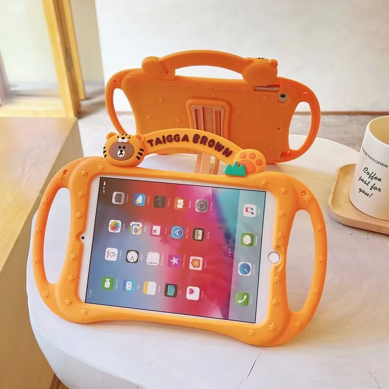 LINE FRIENDS Brown Bear With Pen Slot For iPad Air 2021 10.2 Case Mini 6 Air 4 10.9 Silicone Protective Case11 Inch Cover
LINE FRIENDS Brown Bear With Pen Slot For iPad Air 2021 10.2 Case Mini 6 Air 4 10.9 Silicone Protective Case11 Inch Cover