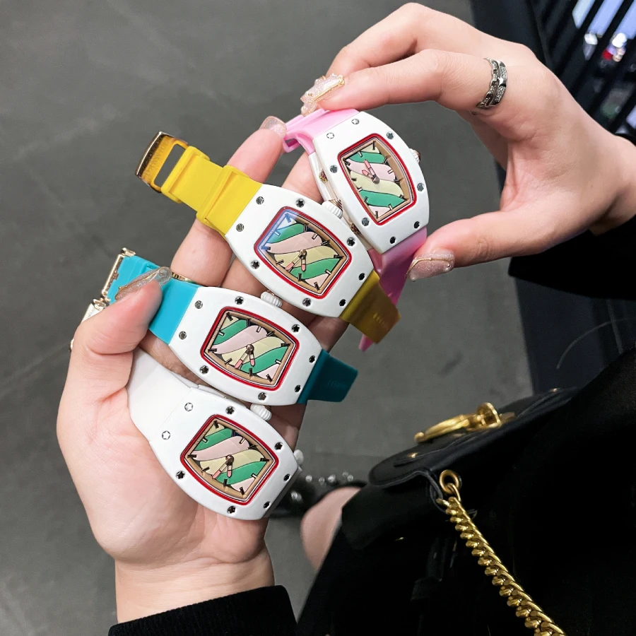 Высококачественные роскошные женские часы с мороженым Marshmallow, модные спортивные цветные силиконовые часы для женщин, наручные часы
Высококачественные роскошные женские часы с мороженым Marshmallow, модные спортивные цветные силиконовые часы для женщин, наручные часы