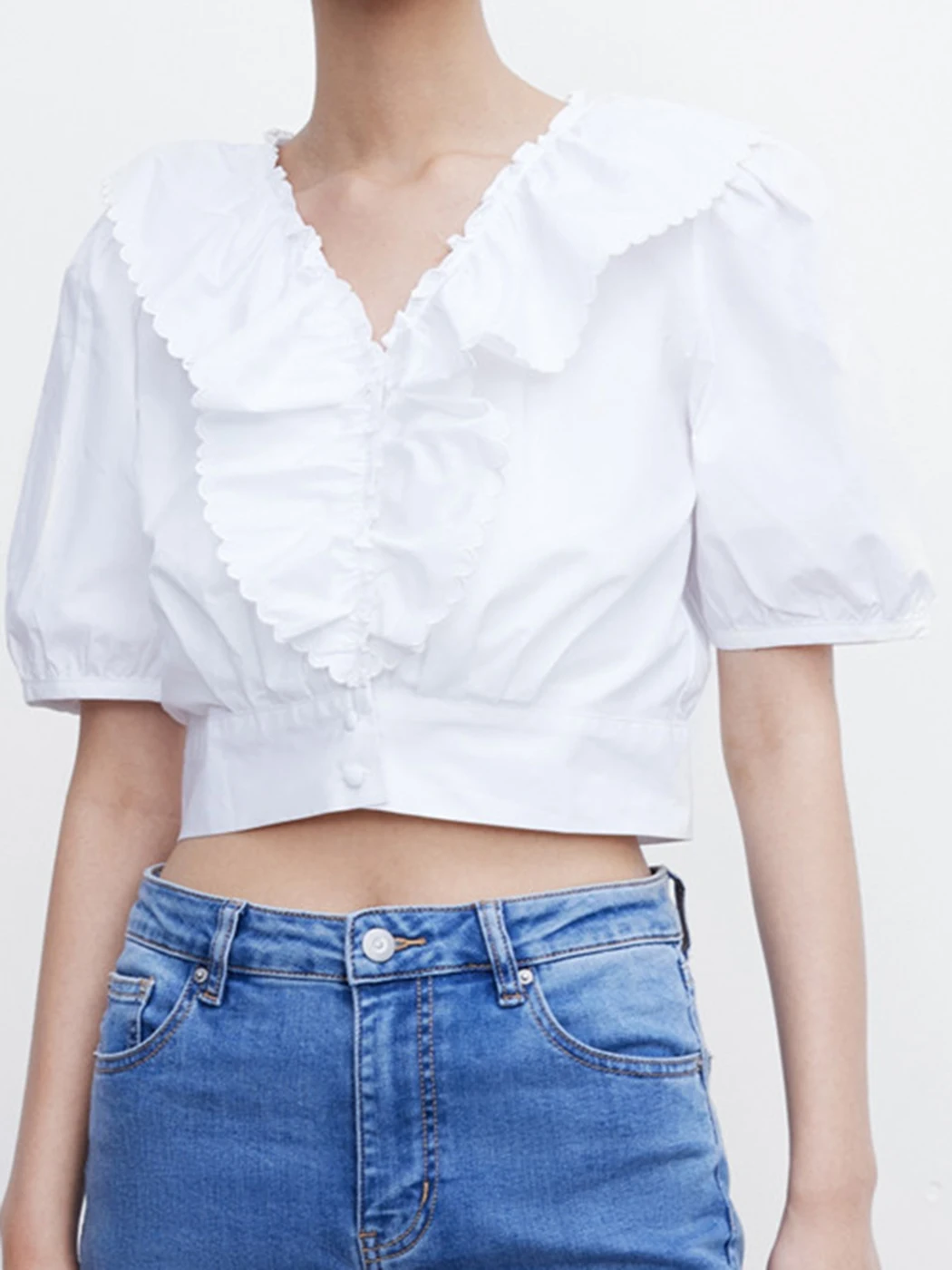 2022 New Vintage Shirt Crop Top Women Ruffle Trim V Neck Puff Short Sleeve Casual Cardigan French Style White Summer Blouses
2022 New Vintage Shirt Crop Top Women Ruffle Trim V Neck Puff Short Sleeve Casual Cardigan French Style White Summer Blouses