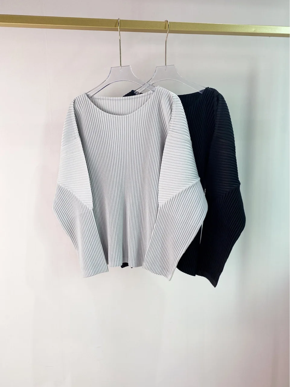 Miyake pleated thickened T-shirt women's autumn new solid color round neck loose top
Miyake pleated thickened T-shirt women's autumn new solid color round neck loose top