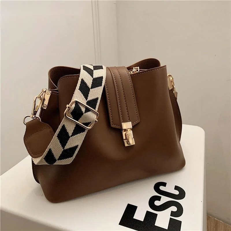 MADUG Vintage Simple Small PU Leather Bucket Crossbody Bag for Women 2023 Designer Fashion Lady Luxury Black Shoulder Handbag
MADUG Vintage Simple Small PU Leather Bucket Crossbody Bag for Women 2023 Designer Fashion Lady Luxury Black Shoulder Handbag