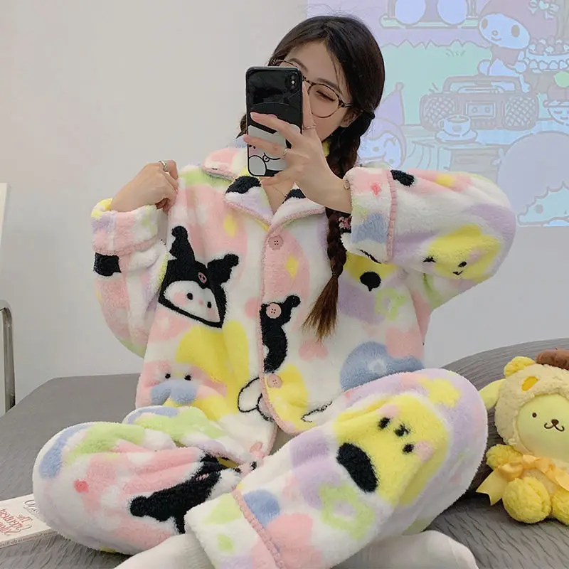 Kawaii Sanrio Kuromi Pachacco коралловые бархатные пижамы женские милые осенние и зимние модели Facecloth утолщенный с подкладкой домашняя одежда
Kawaii Sanrio Kuromi Pachacco коралловые бархатные пижамы женские милые осенние и зимние модели Facecloth утолщенный с подкладкой домашняя одежда