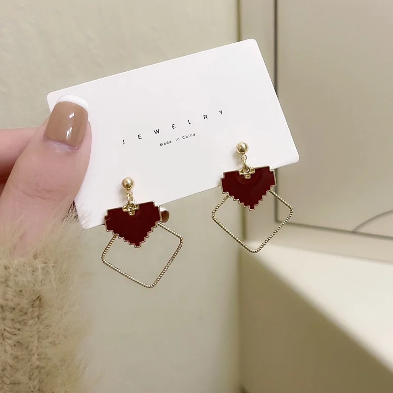 New Fashion Hollow Temperament Clip on Earrings Women Hearts Red Vintage Piercing Earrings
New Fashion Hollow Temperament Clip on Earrings Women Hearts Red Vintage Piercing Earrings