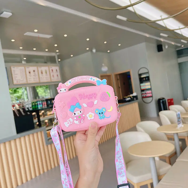 Силиконовая сумка Sanrio аниме My Melody Cinnamoroll, сумка через плечо, кавайная модная сумка, рюкзак для девочек, подарок на день рождения
Силиконовая сумка Sanrio аниме My Melody Cinnamoroll, сумка через плечо, кавайная модная сумка, рюкзак для девочек, подарок на день рождения