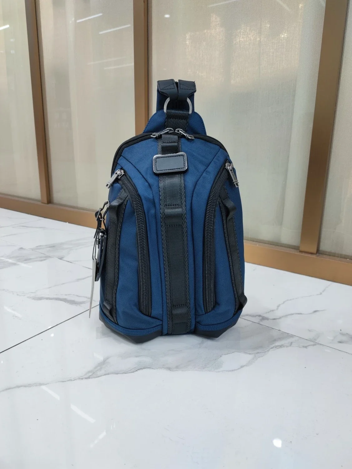 have logo high qualit 232743 The new recreational chest bag can be changed into a backpack with separated shoulder straps
have logo high qualit 232743 The new recreational chest bag can be changed into a backpack with separated shoulder straps