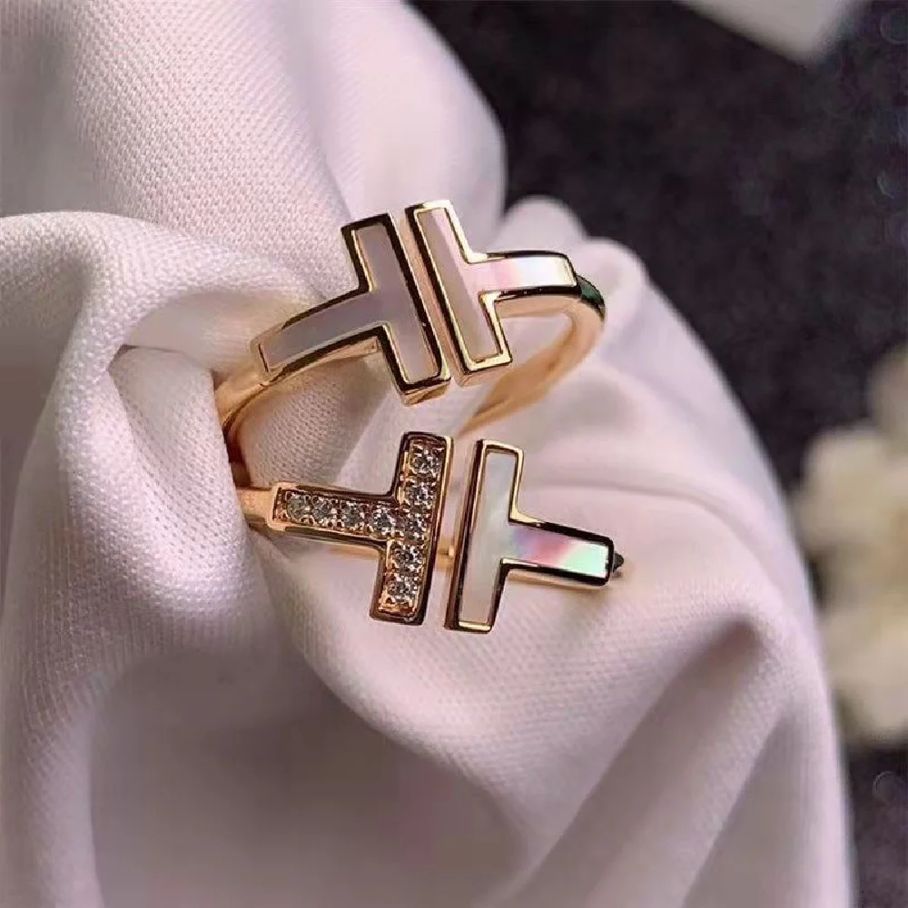 Double T Rings Luxury Designer Diamond-Studded Opening Ring For Woman Fashion High Quality Finger Jewelry Party Girls Sexy Gifts
Double T Rings Luxury Designer Diamond-Studded Opening Ring For Woman Fashion High Quality Finger Jewelry Party Girls Sexy Gifts