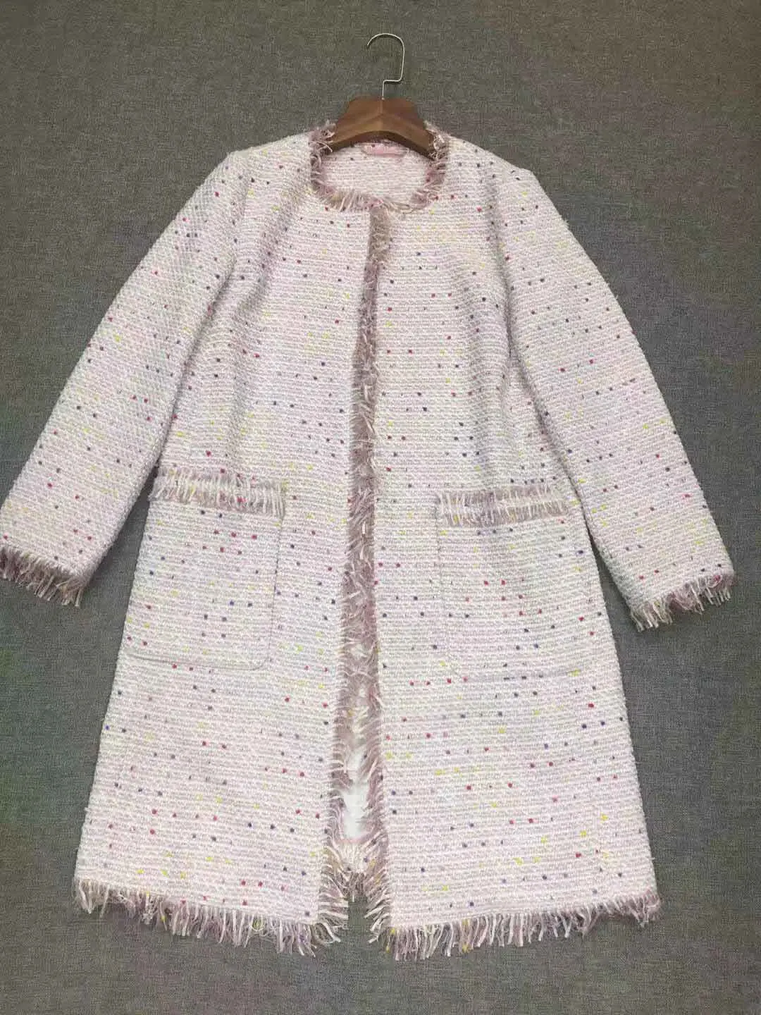 Новое длинное пальто из розового твида, розовый цвет очень подчеркивает
Новое длинное пальто из розового твида, розовый цвет очень подчеркивает