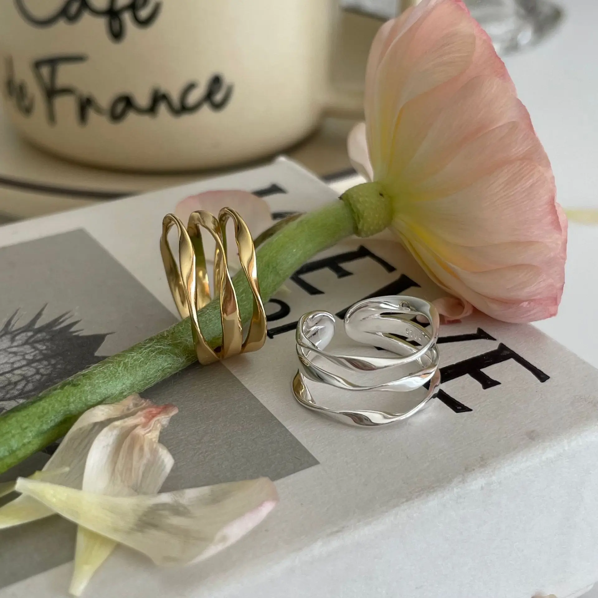 S925 Sterling Silver Personality Line Cross Hollow Ring Jewelry Multilayer Line Ring Party Jewelry Gifts Wedding Rings Gold
S925 Sterling Silver Personality Line Cross Hollow Ring Jewelry Multilayer Line Ring Party Jewelry Gifts Wedding Rings Gold
