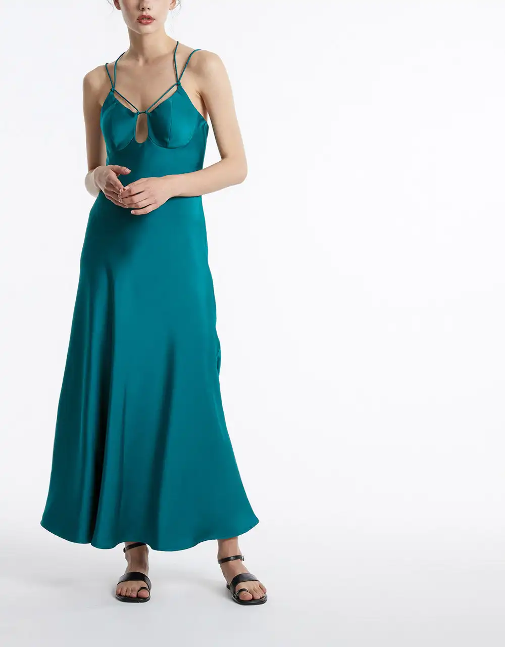 Платье с вырезом и эффектом сатина 
Платье с вырезом и эффектом сатина