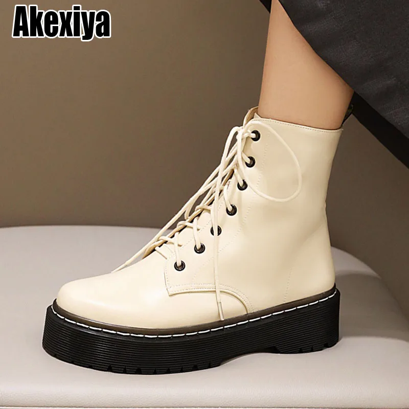 2022 New Platform Boots Women Shoes Black Leather Ankle Boots Punk Shoes Thick Bottom Motorcycle Boots De Mujer Size 34-41 
2022 New Platform Boots Women Shoes Black Leather Ankle Boots Punk Shoes Thick Bottom Motorcycle Boots De Mujer Size 34-41