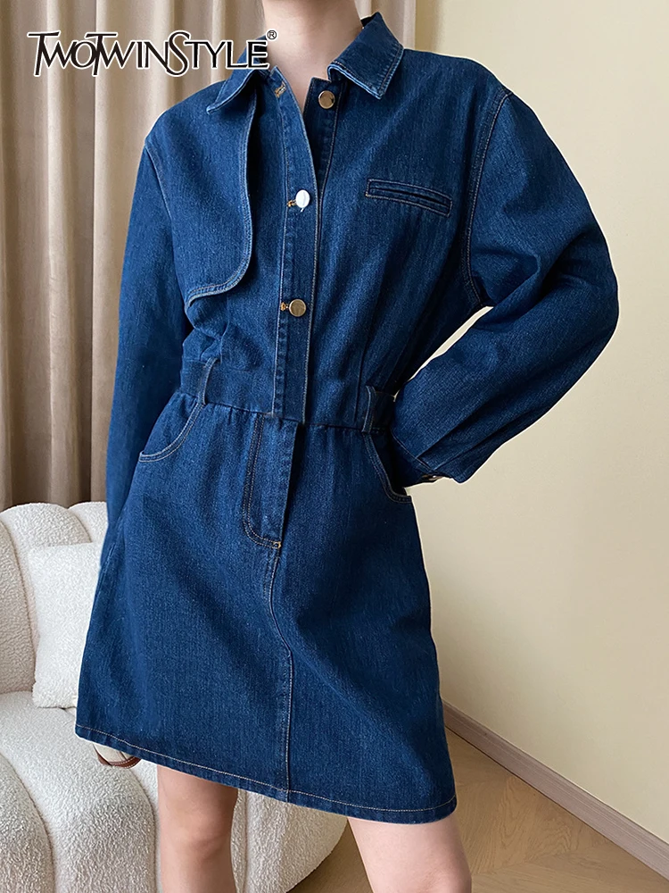 Женское джинсовое платье TWOTWINSTYLE, голубое винтажное Повседневное платье составного кроя с отложным воротником, длинными рукавами, высокой талией и пуговицами на лето 2019
Женское джинсовое платье TWOTWINSTYLE, голубое винтажное Повседневное платье составного кроя с отложным воротником, длинными рукавами, высокой талией и пуговицами на лето 2019
