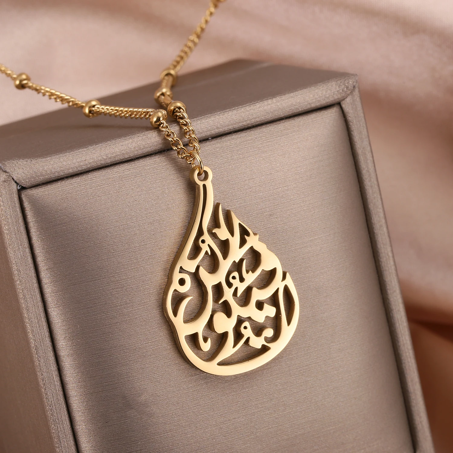 "BE AND IT IS" NECKLACE Arabic Calligraphy For Women Religious Jewelry Stainless Steel Gold Islamic Muslim Allah Pendant Gift
"BE AND IT IS" NECKLACE Arabic Calligraphy For Women Religious Jewelry Stainless Steel Gold Islamic Muslim Allah Pendant Gift