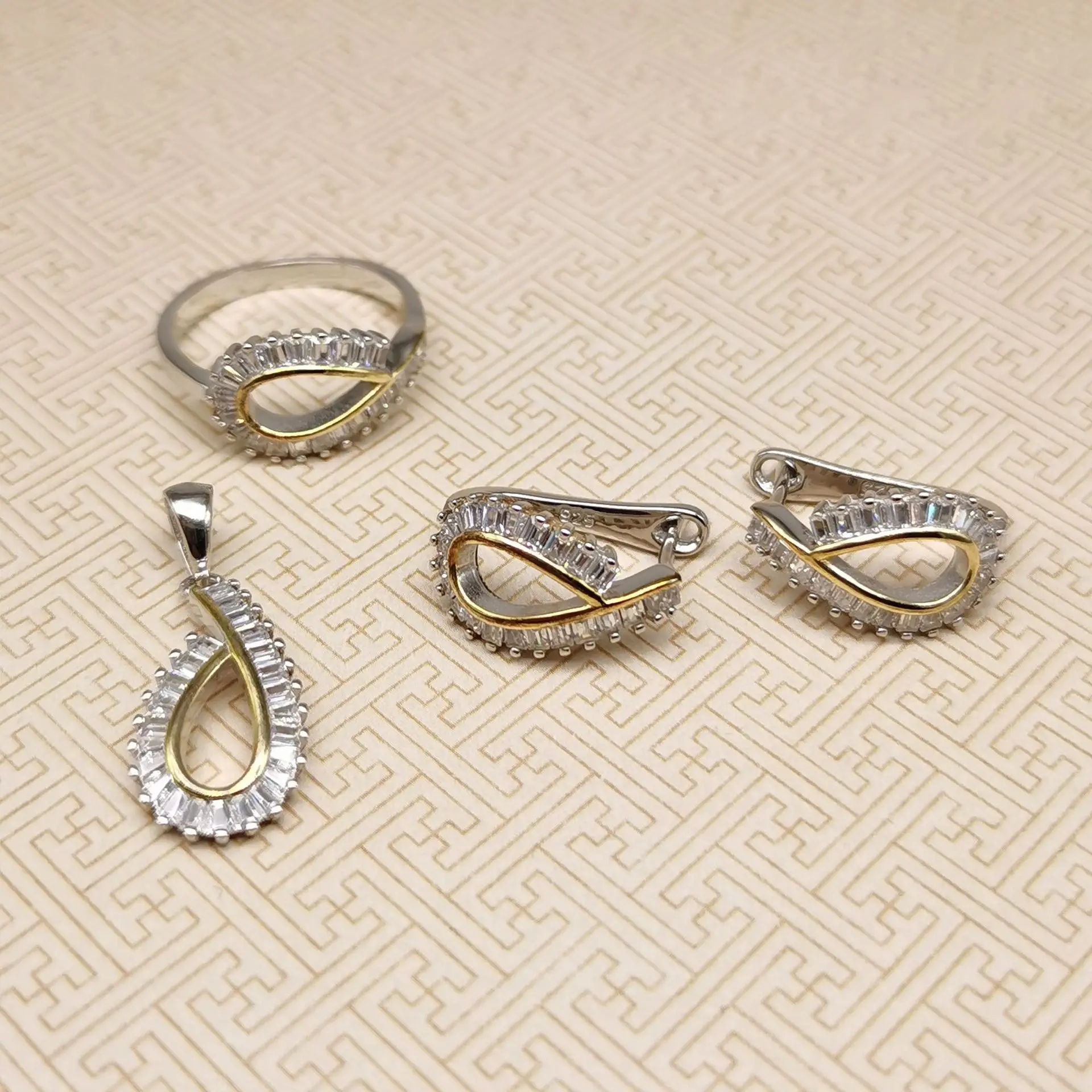 Модные ювелирные изделия из серебра S925 пробы в европейском и американском стиле, набор из трех предметов, Простые разноцветные женские серь...
Модные ювелирные изделия из серебра S925 пробы в европейском и американском стиле, набор из трех предметов, Простые разноцветные женские серь...