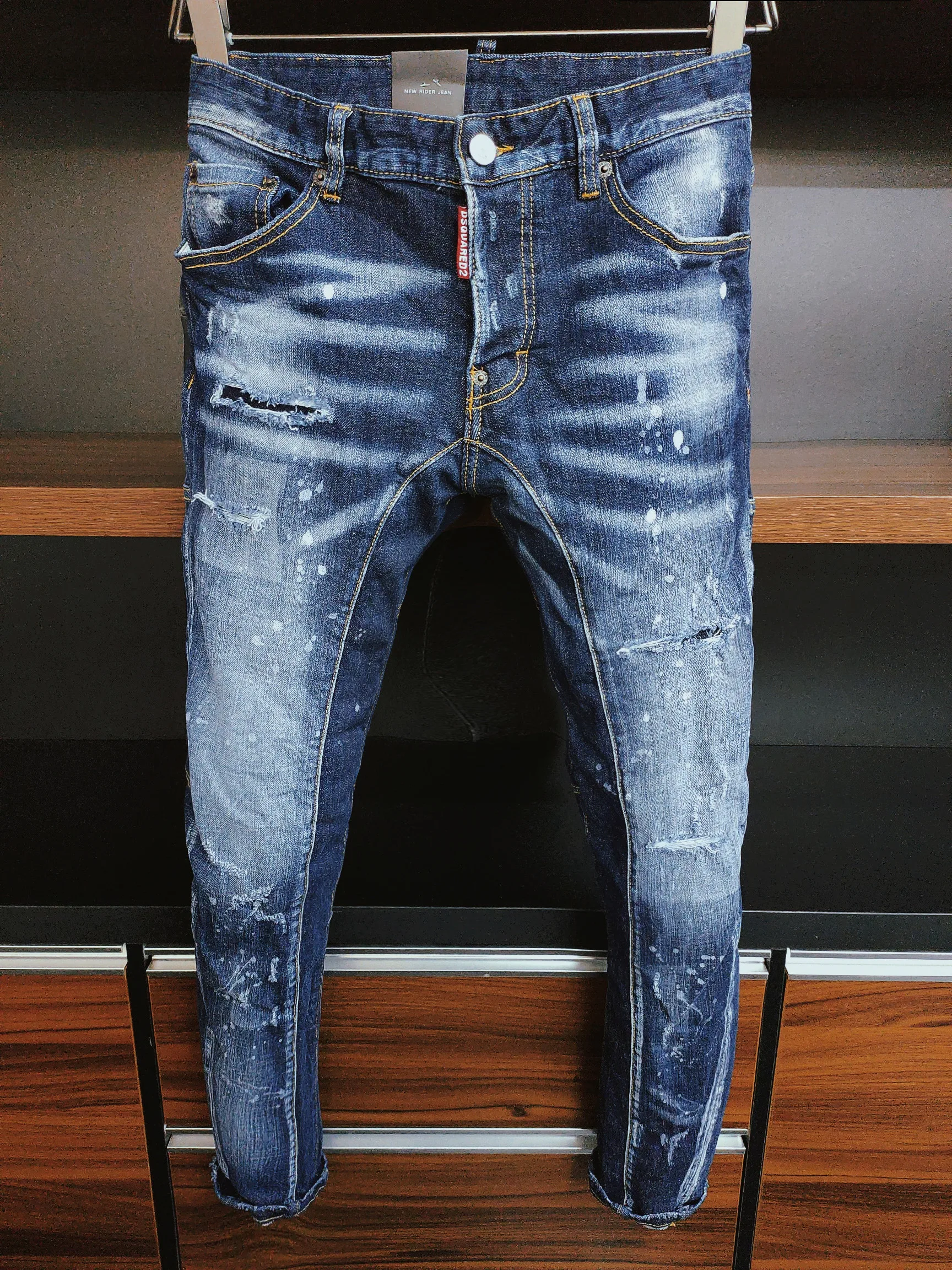 New Dsquared2 Ripped Ink Print Jeans D2 Couple Chain Embellished Jeans Boyfriend Gift Distressed Streetwear Size 44-54 A388
New Dsquared2 Ripped Ink Print Jeans D2 Couple Chain Embellished Jeans Boyfriend Gift Distressed Streetwear Size 44-54 A388