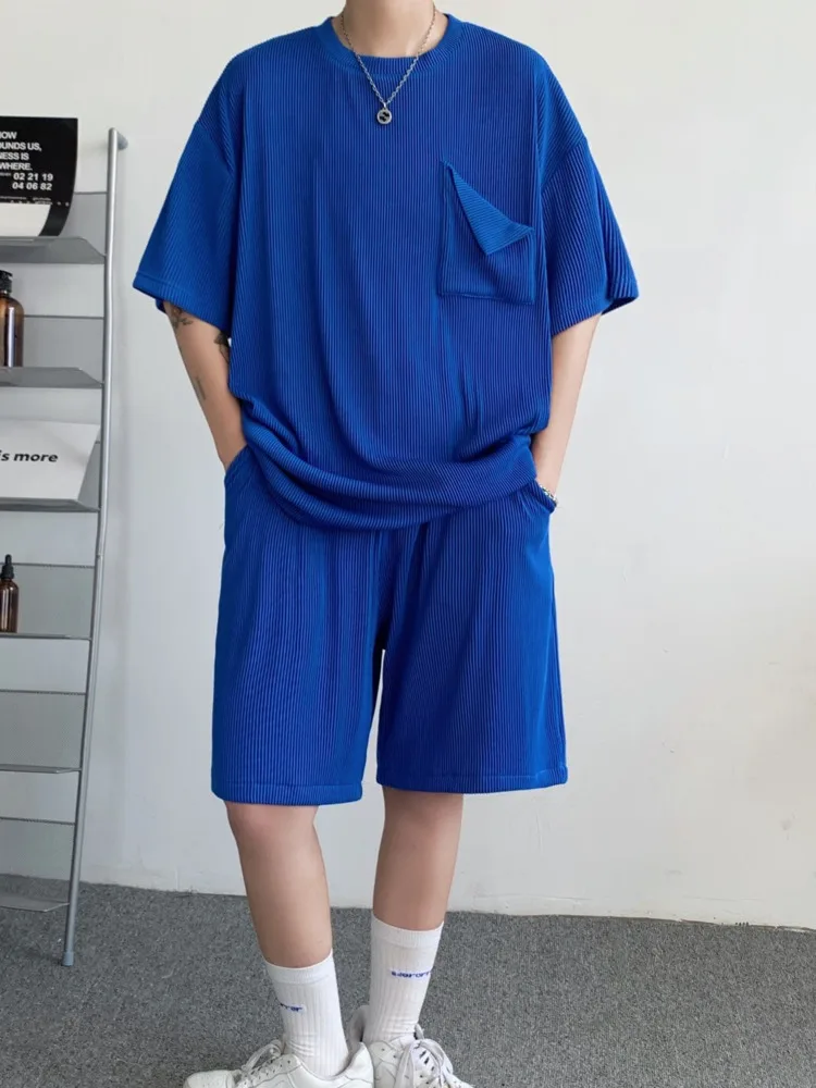 SYUHGFA Men Short Sleeve T-shirt Shorts Loose Causal 2022 Summer New Drawstring Pleated Korean Fashion Sports Two Pieces Set
SYUHGFA Men Short Sleeve T-shirt Shorts Loose Causal 2022 Summer New Drawstring Pleated Korean Fashion Sports Two Pieces Set