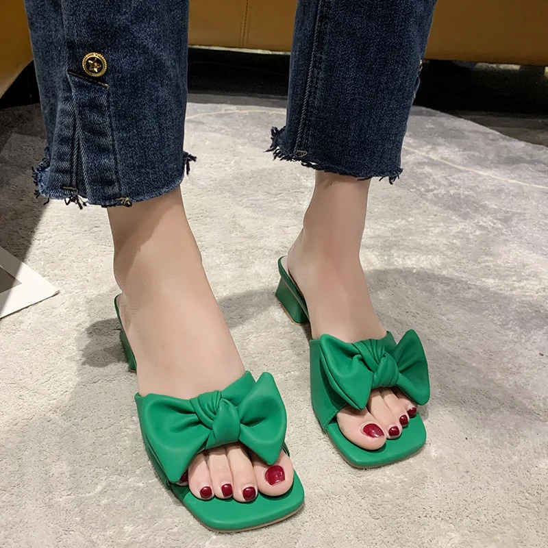 Женские шлепанцы на низком квадратном каблуке, сандалии с квадратным носком и зеленым бантом, лето 2022 
Женские шлепанцы на низком квадратном каблуке, сандалии с квадратным носком и зеленым бантом, лето 2022