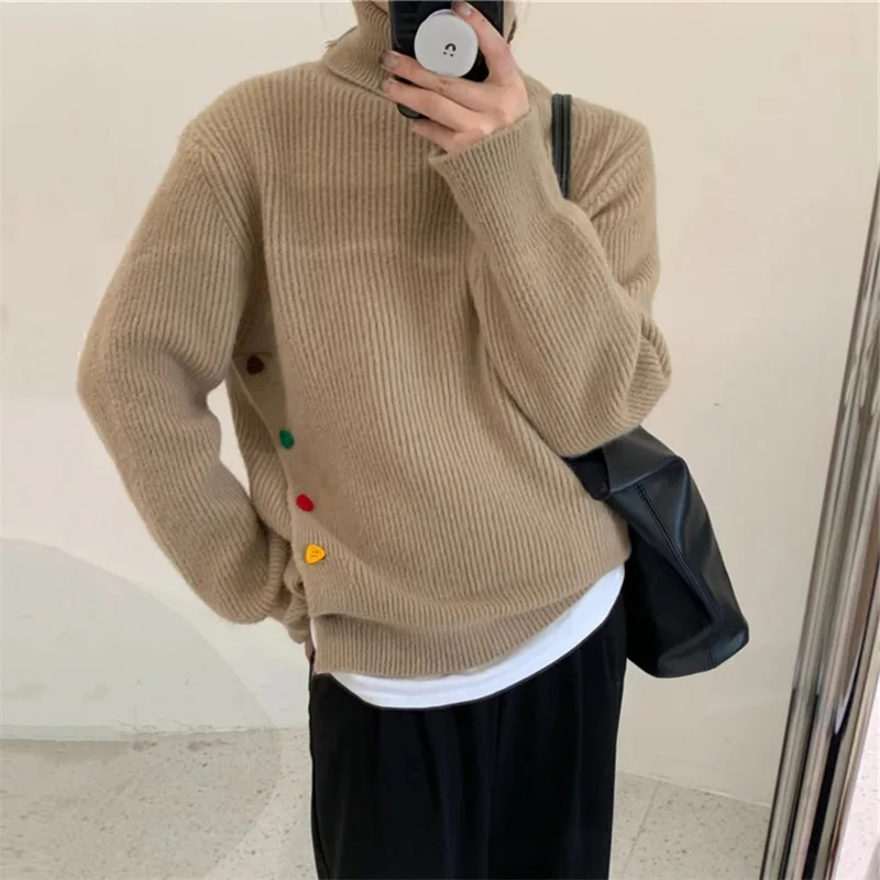 Pile-neck sweater women's autumn and winter new color buttons spread out under the pullover sweater top.
Pile-neck sweater women's autumn and winter new color buttons spread out under the pullover sweater top.