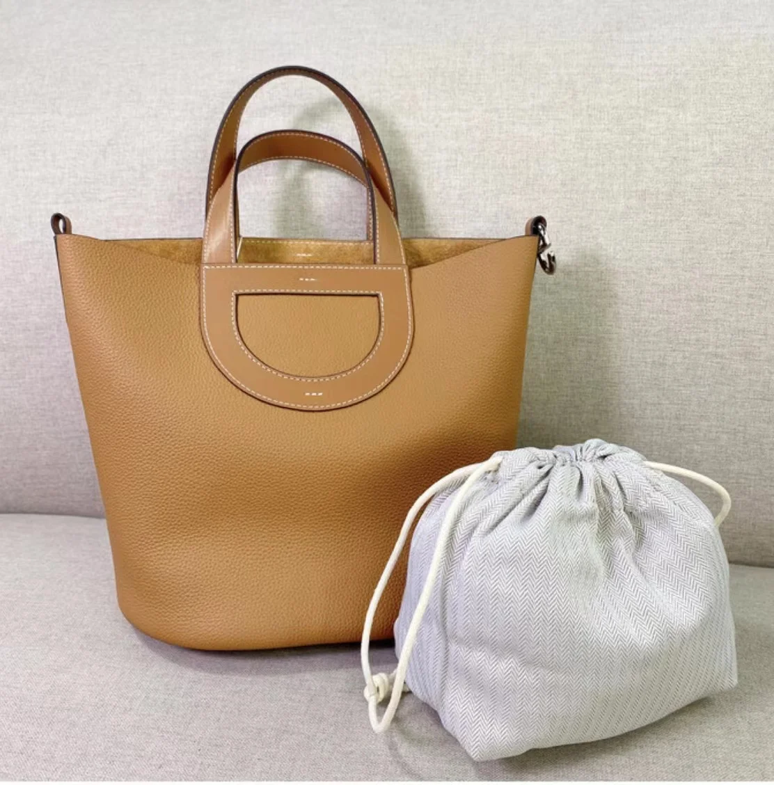 2023 Fashion Women Genunie Leather Shoulder Bag High Quality Vegetable Basket Bag Large Capacity Fashionable Portable Bucket Bag
2023 Fashion Women Genunie Leather Shoulder Bag High Quality Vegetable Basket Bag Large Capacity Fashionable Portable Bucket Bag