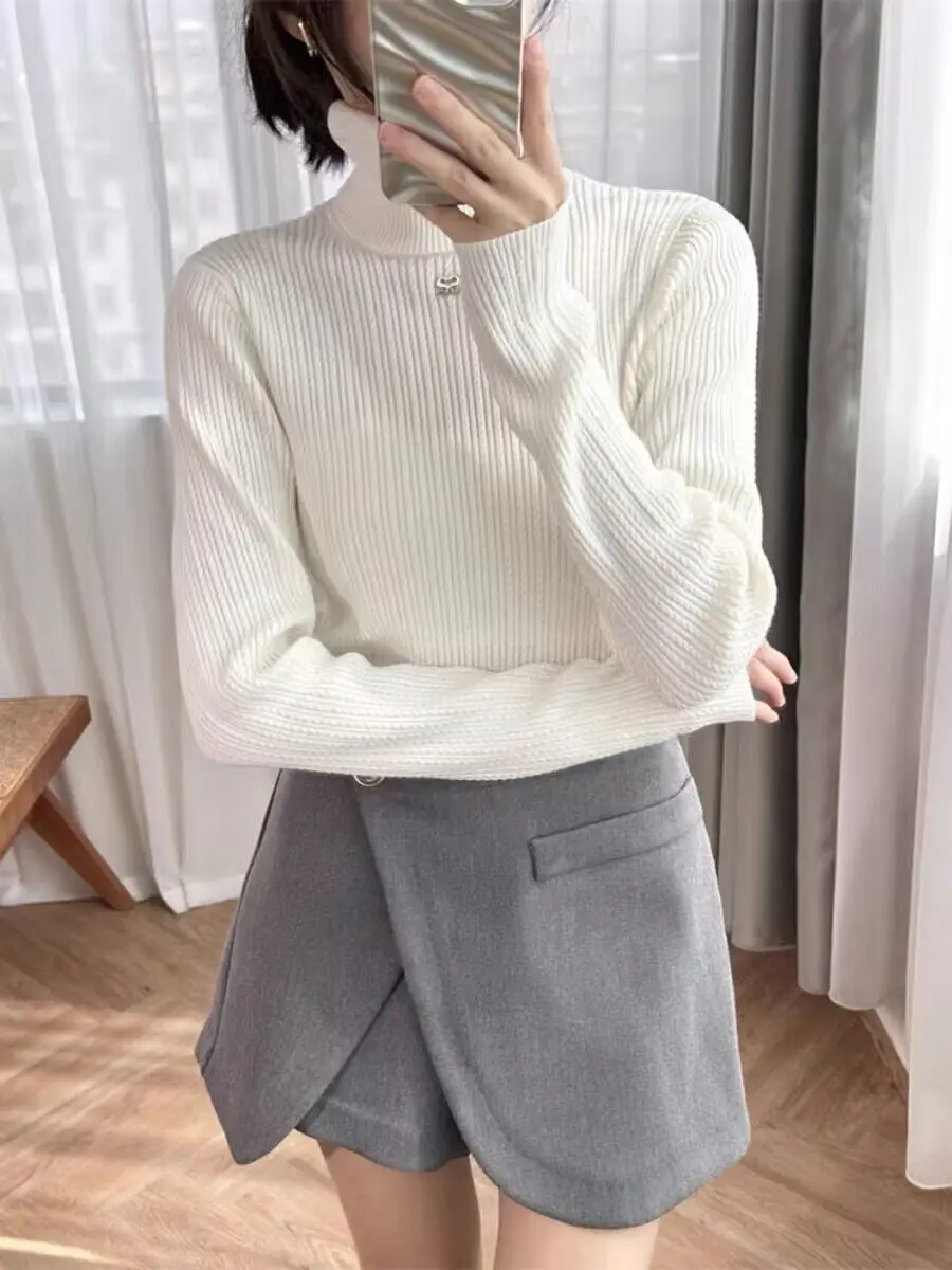Metal Letters Logo Ladies Long-Sleeved Slim Knitwear Tops Autumn Winter New Women's Black or White Turtleneck Sweater
Metal Letters Logo Ladies Long-Sleeved Slim Knitwear Tops Autumn Winter New Women's Black or White Turtleneck Sweater