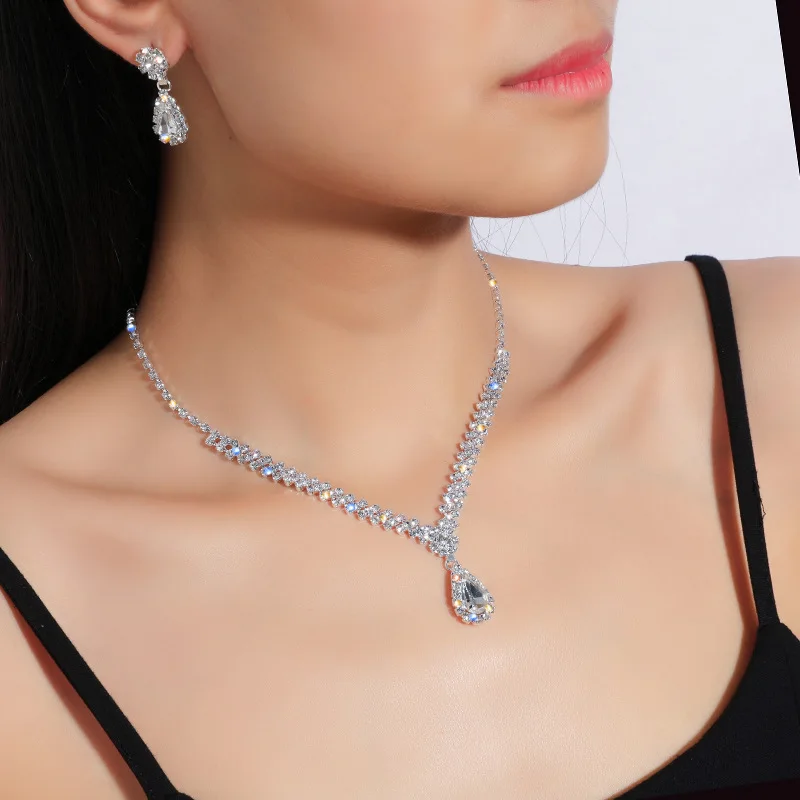 Fashion Exquisite Claw Chain Necklace Earrings Set Two-piece Women's Water Drop Jewelry Set Geometric Clavicle Chain
Fashion Exquisite Claw Chain Necklace Earrings Set Two-piece Women's Water Drop Jewelry Set Geometric Clavicle Chain