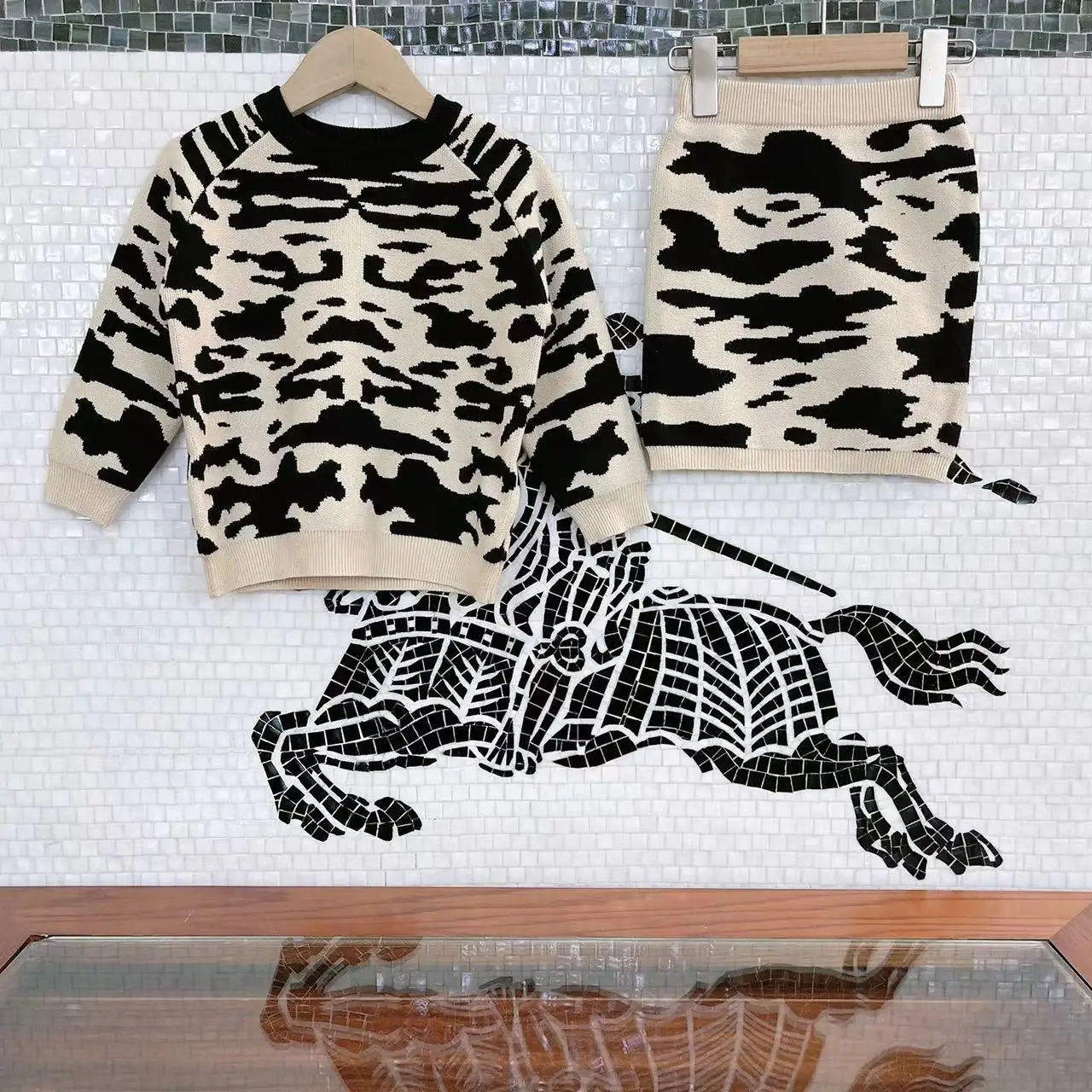 Designer Girls Clothes Autumn 2022 Fashion New Children's Clothing Girl Wool Sweater Knitted Skirt Baby Girl Boutique Outfits
Designer Girls Clothes Autumn 2022 Fashion New Children's Clothing Girl Wool Sweater Knitted Skirt Baby Girl Boutique Outfits