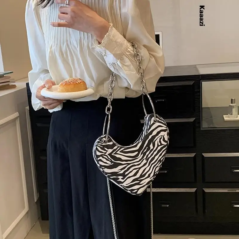 Женская сумка-Кроссбоди с металлической цепочкой
Женская сумка-Кроссбоди с металлической цепочкой