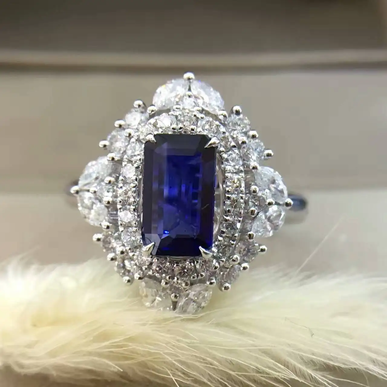 18K Gold 0.958ct Natural Sapphire Women Ring with 0.765ct Diamond Setting 2016 New Fine Jewelry Wedding Band Engagement
18K Gold 0.958ct Natural Sapphire Women Ring with 0.765ct Diamond Setting 2016 New Fine Jewelry Wedding Band Engagement