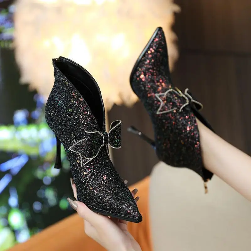 Туфли на шпильке 8 см с острым носком и V-образным вырезом, с бантом и бархатной подкладкой
Туфли на шпильке 8 см с острым носком и V-образным вырезом, с бантом и бархатной подкладкой