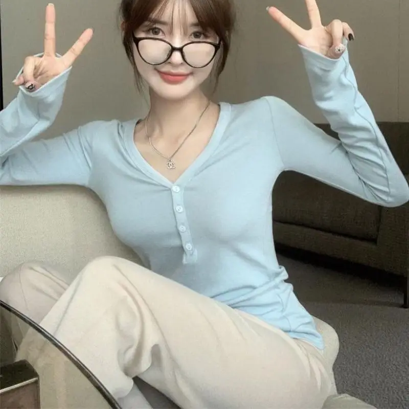 Korean version gentle slim V-neck autumn inside take a thin top button T-shirt leggings women's new long sleeve design sense
Korean version gentle slim V-neck autumn inside take a thin top button T-shirt leggings women's new long sleeve design sense