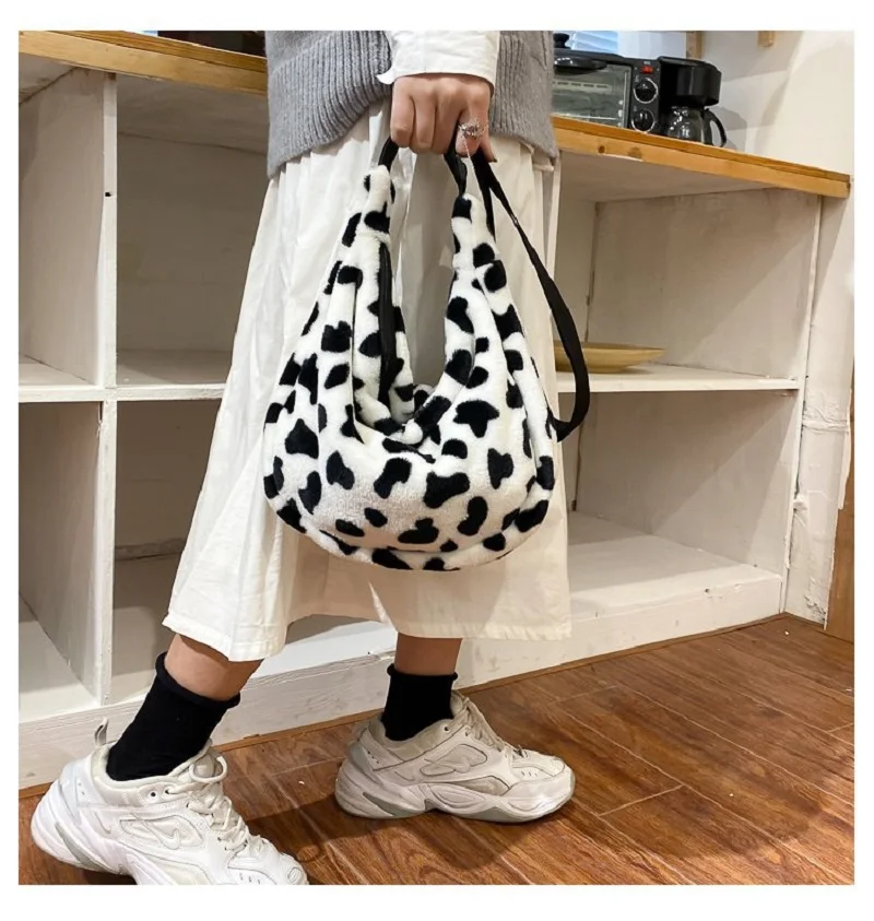 Fashion Cow Bag Female 2022 New Cute Plush Tote Bag Large Capacity Single Shoulder Crossbody Bag 
Fashion Cow Bag Female 2022 New Cute Plush Tote Bag Large Capacity Single Shoulder Crossbody Bag
