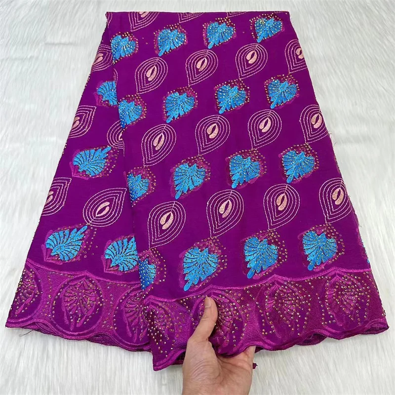Швейцарская Кружевная Ткань 5 ярдов, новейшая Тяжелая вышивка бисером, африканская 100% хлопчатобумажная ткань, швейцарская вуаль, кружево, популярный Дубайский стиль 7L09052
Швейцарская Кружевная Ткань 5 ярдов, новейшая Тяжелая вышивка бисером, африканская 100% хлопчатобумажная ткань, швейцарская вуаль, кружево, популярный Дубайский стиль 7L09052