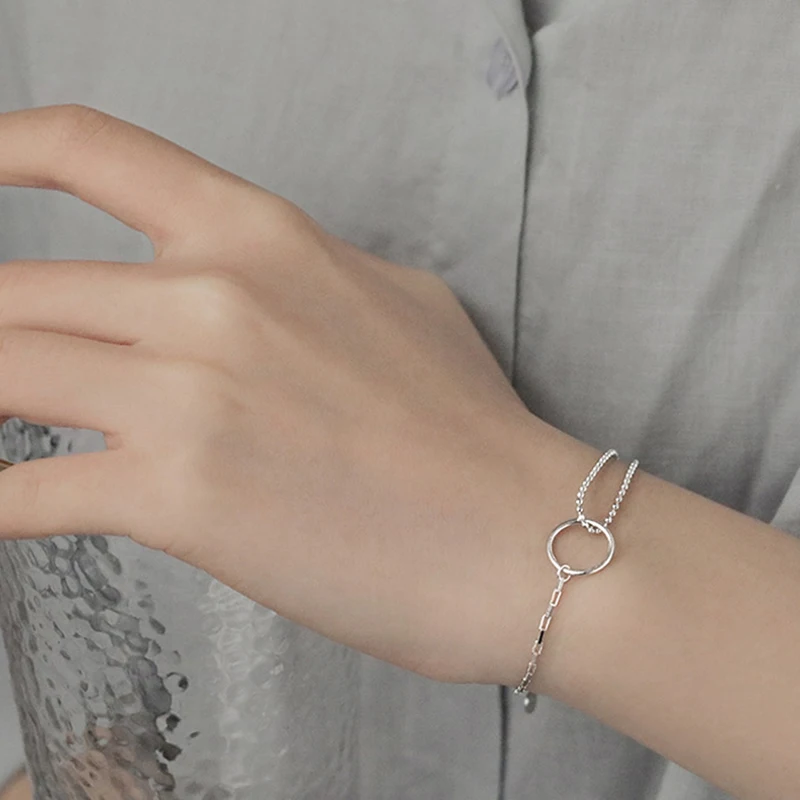 Geometric Bracelet Women's Simple Personality Trend Cold Wind Retro Round Interlocking Women's Bracelet Charm Jewelry
Geometric Bracelet Women's Simple Personality Trend Cold Wind Retro Round Interlocking Women's Bracelet Charm Jewelry